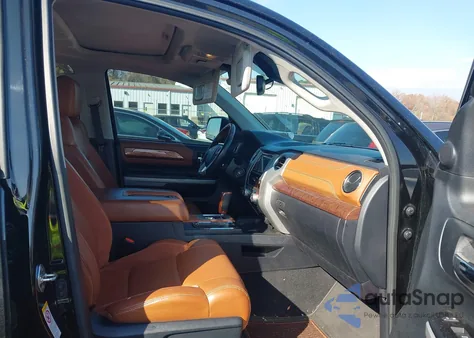 2018 Toyota Tundra 1794 5.7L V8 z USA, uszkodzony, nr VIN 5TFAY5F19JX742464